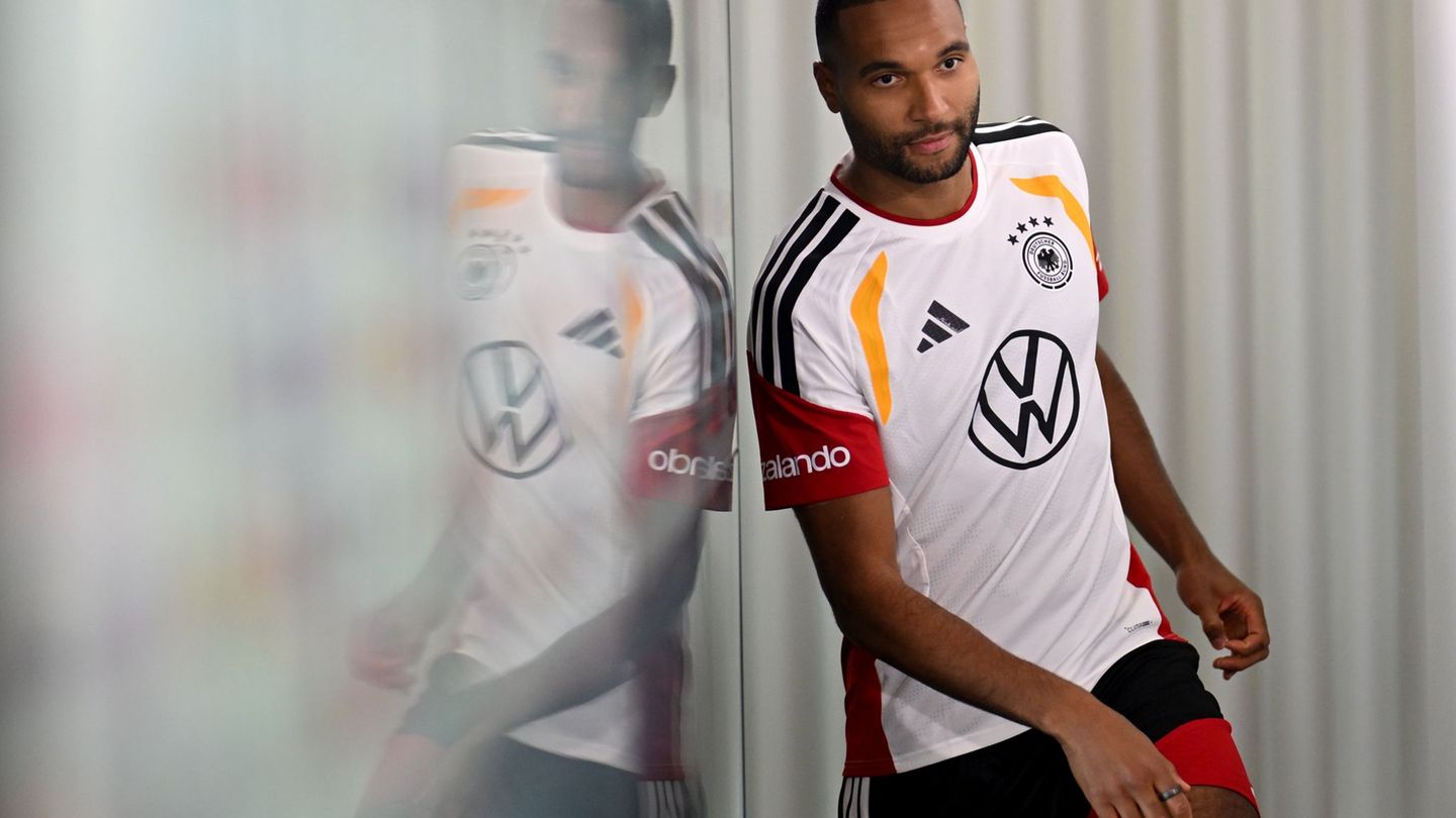 Schwungvoll betritt Tah das DFB-Podium. Foto: Julian Stratenschulte/dpa