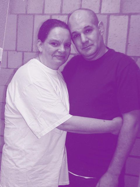 Gefängnis: Ein Paar umarmt sich