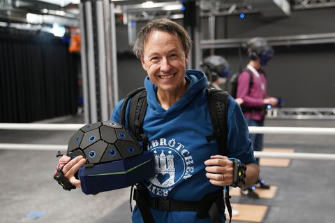 Frederik Braun hat einen Song veröffentlicht, der für weniger Handy-Zeit wirbt. (Archivbild) Foto: Marcus Brandt/dpa