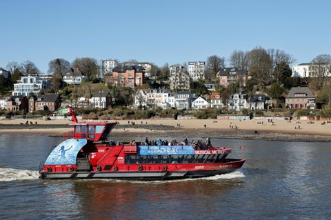 Hafenfähre auf der Elbe in Hamburg