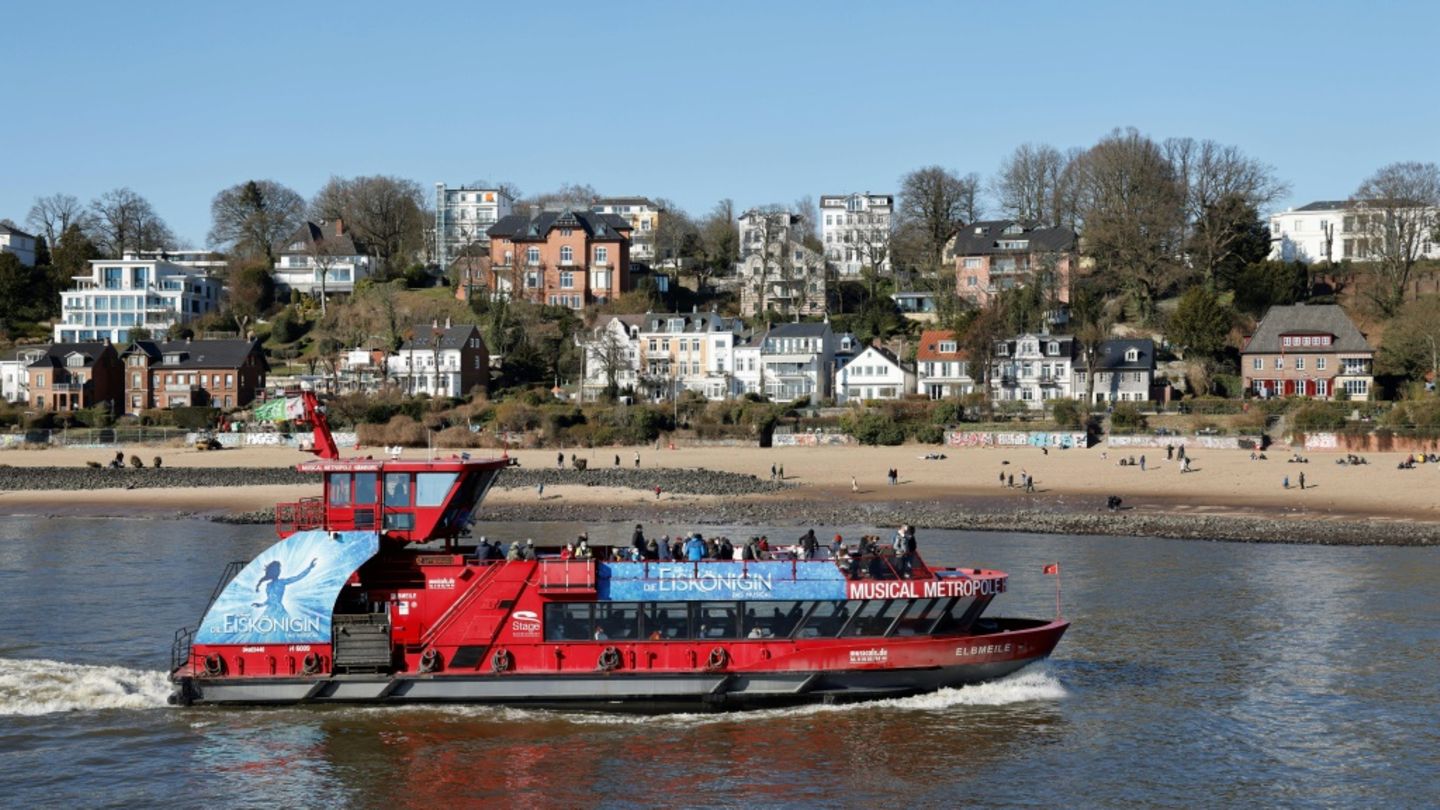 Hafenfähre auf der Elbe in Hamburg