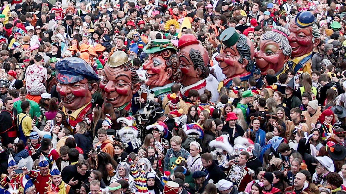 Narren haben den Beginn der Fastnacht am 11.11. in Mainz friedlich gefeiert. (Archivbild) Foto: Hannes P. Albert/dpa