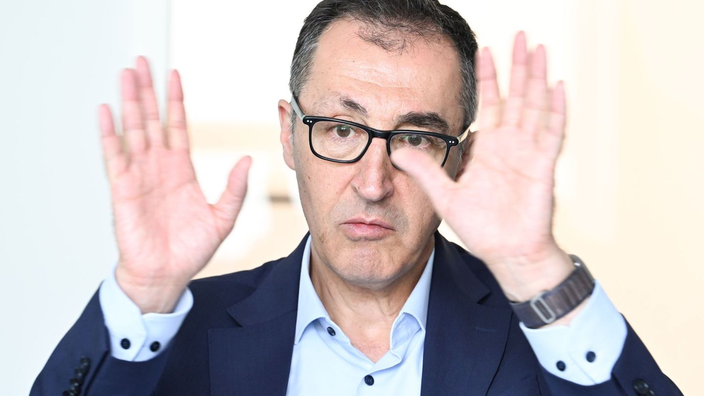 Da konnte er noch alle zehn Finger von sich strecken: Cem Özdemir bei einem Interview. (Archivbild) Foto: Bernd Weißbrod/dpa