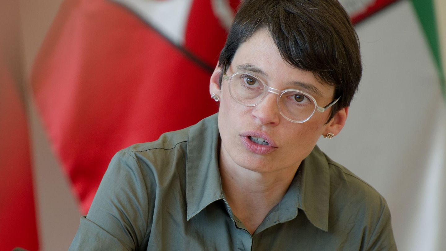 Flüchtlingsministerin Josefine Paul (Grüne) plant ein zweites Abschiebegefängnis. (Archivbild) Foto: Henning Kaiser/dpa