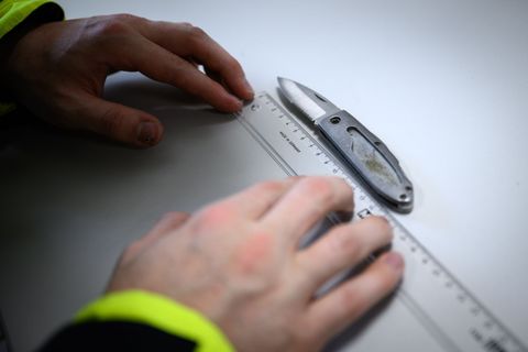 Neben Schusswaffen stellten die Beamten auch Messer sicher. (Symbolbild) Foto: Bernd von Jutrczenka/dpa
