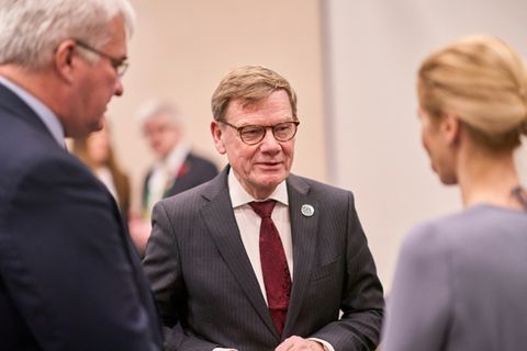 Johann Wadephul (M) mit Andrij Sybiha (L) und Kaja Kallas