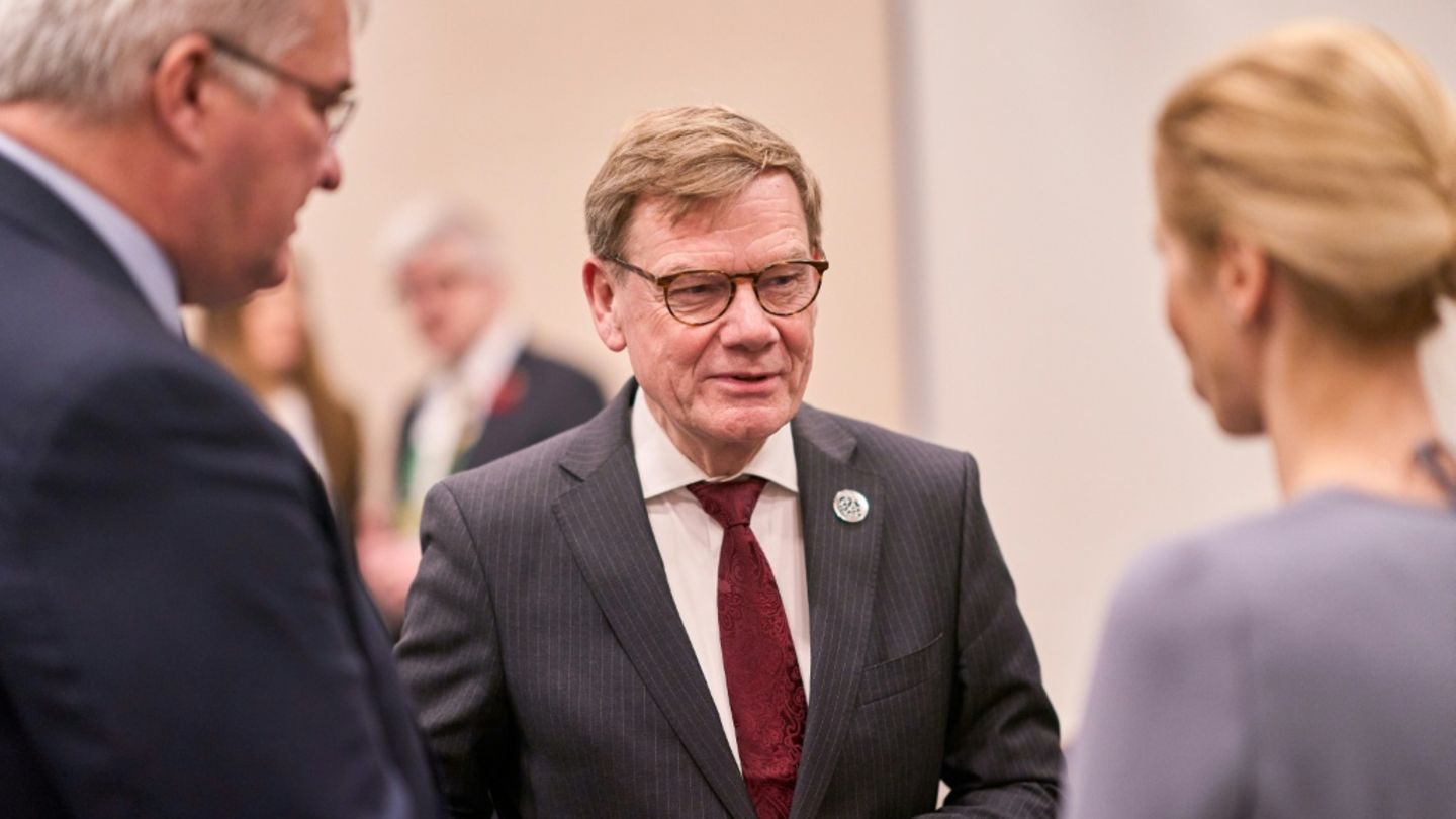 Johann Wadephul (M) mit Andrij Sybiha (L) und Kaja Kallas