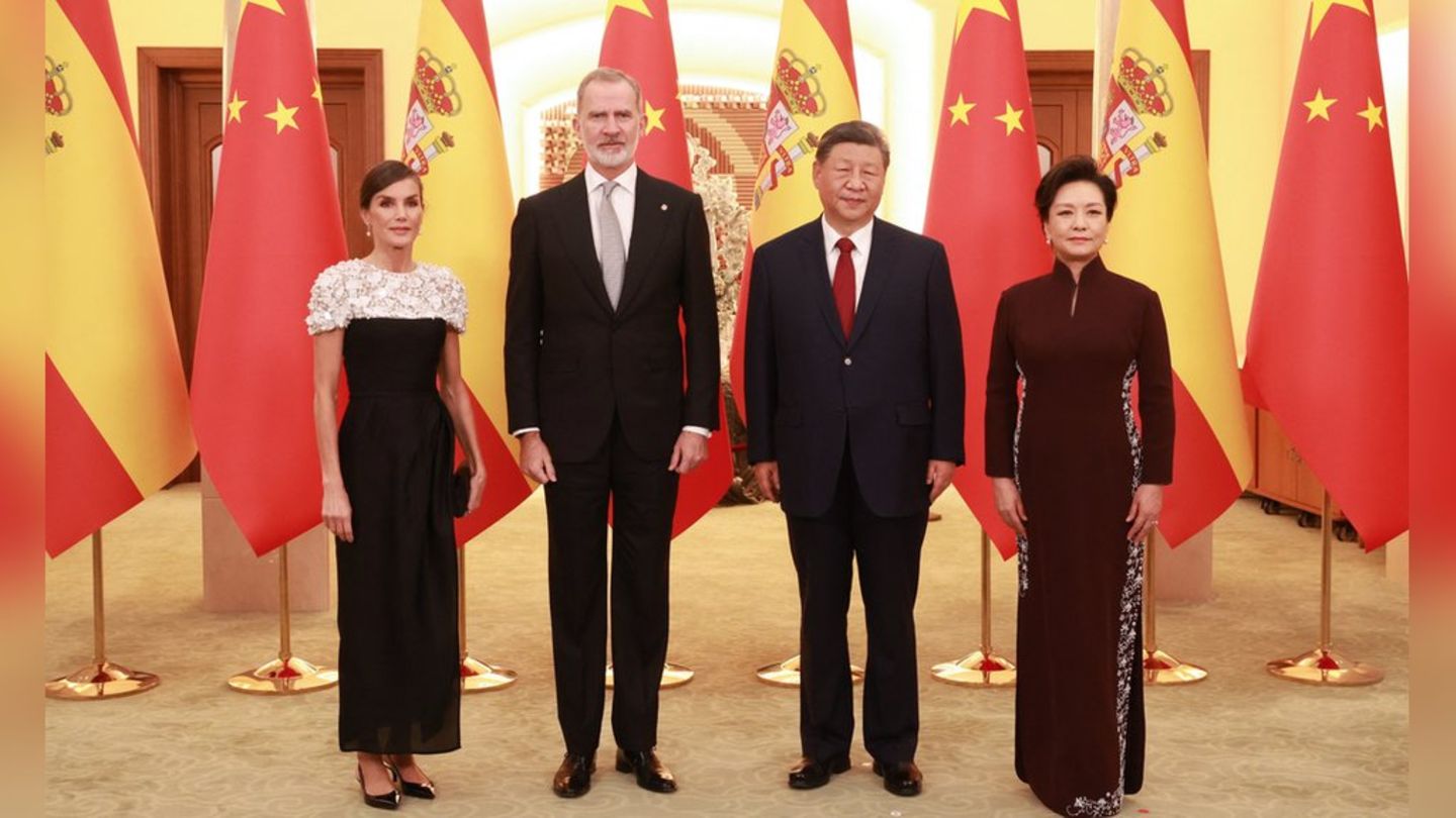 Königin Letizia und König Felipe VI. von Spanien posieren in Peking mit Chinas Präsident Xi Jinping und First Lady Peng Liyuan