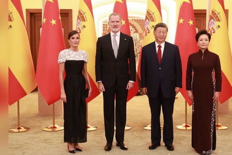 Königin Letizia und König Felipe VI. von Spanien posieren in Peking mit Chinas Präsident Xi Jinping und First Lady Peng Liyuan