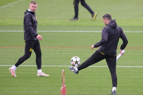 Lukasz Piszczek (l) sammelte bereits beim BVB Trainererfahrung. (Archivfoto) Foto: Bernd Thissen/dpa