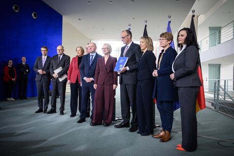 Die Wirtschaftsweisen bei der Übergabe ihres Jahresgutachtens an Bundeskanzler Friedrich Merz