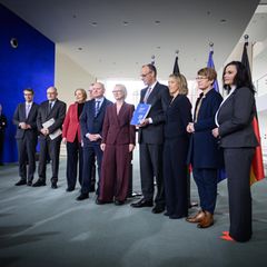 Die Wirtschaftsweisen bei der Übergabe ihres Jahresgutachtens an Bundeskanzler Friedrich Merz