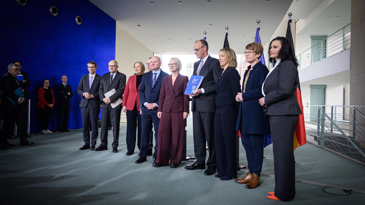 Die Wirtschaftsweisen bei der Übergabe ihres Jahresgutachtens an Bundeskanzler Friedrich Merz