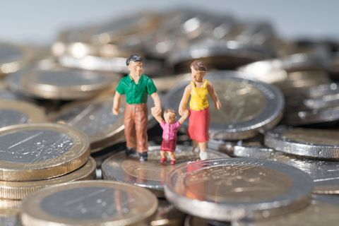 Eltern kleiner Kinder müssen in Bayern jetzt mit weniger Geld zurechtkommen (Symbolbild). Foto: Marc Müller/dpa