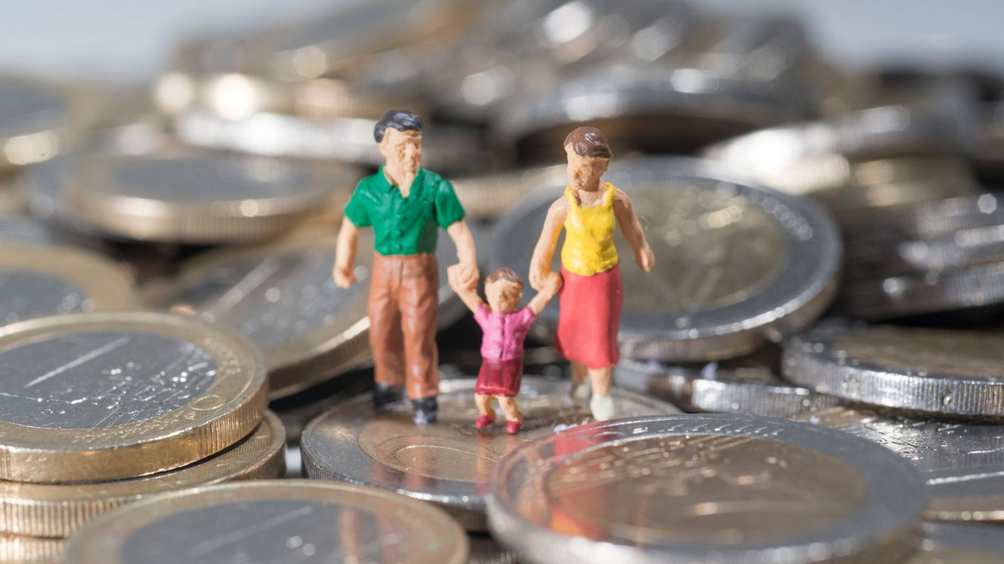 Eltern kleiner Kinder müssen in Bayern jetzt mit weniger Geld zurechtkommen (Symbolbild). Foto: Marc Müller/dpa