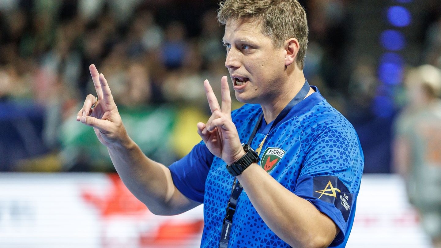 Füchse-Trainer Nicolej Krickau zeigt an: Zwei Siege benötigen die Füchse, um das Pokal-Endspiel zu erreichen. Foto: Andreas Gora