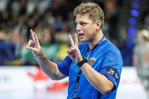 Füchse-Trainer Nicolej Krickau zeigt an: Zwei Siege benötigen die Füchse, um das Pokal-Endspiel zu erreichen. Foto: Andreas Gora