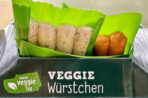 Dürfen Veggie-Würstchen so heißen? Eine Gesetzes-Initiative auf EU-Ebene hat breite Empörung ausgelöst.