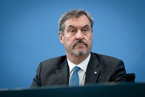 Markus Söder schaut in die Ferne