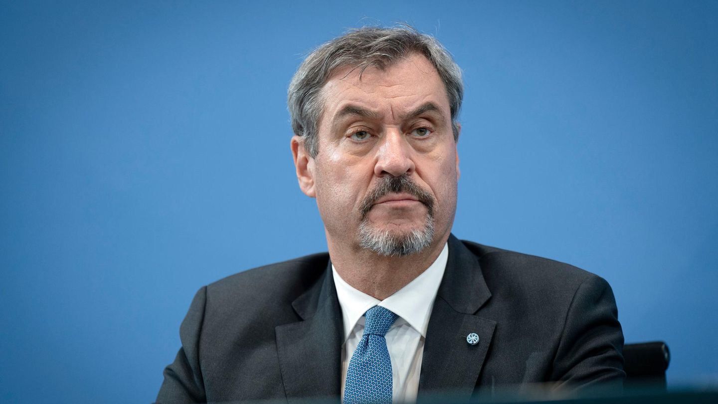 Markus Söder schaut in die Ferne