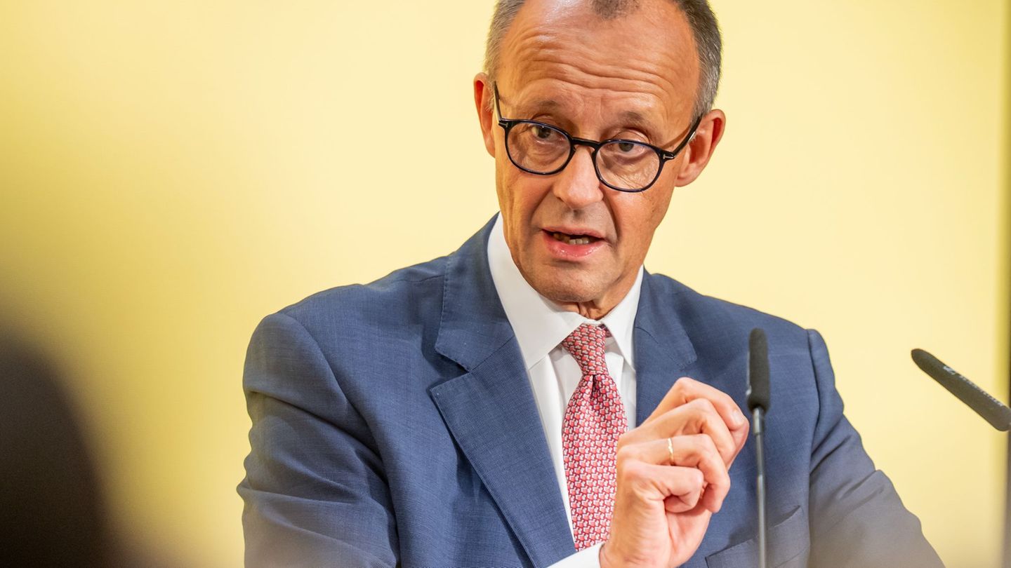 Bundeskanzler Friedrich Merz kommt nach Thüringen und besucht das Kabinett von Thüringens Ministerpräsident Mario Voigt (beide C