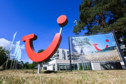 Die TUI-Zentrale in Hannover verkündet gute Zahlen fürs Quartal. (Archivbild) Foto: Julian Stratenschulte/dpa