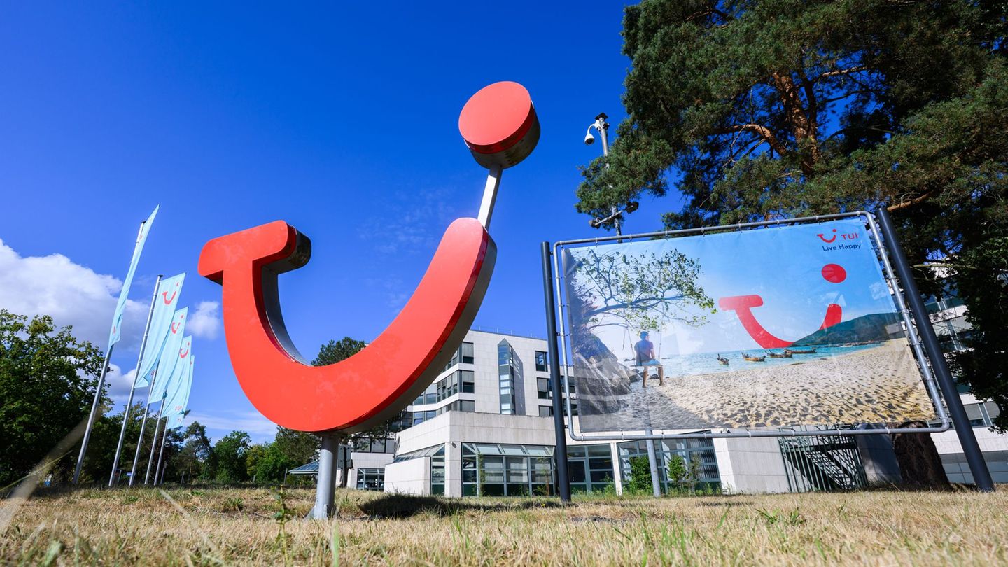 Die TUI-Zentrale in Hannover verkündet gute Zahlen fürs Quartal. (Archivbild) Foto: Julian Stratenschulte/dpa