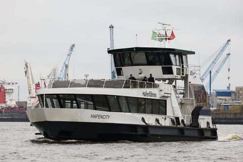 Im Winter fahren weniger Hadag-Fähren über die Elbe. (Archivbild) Foto: Christian Charisius/dpa