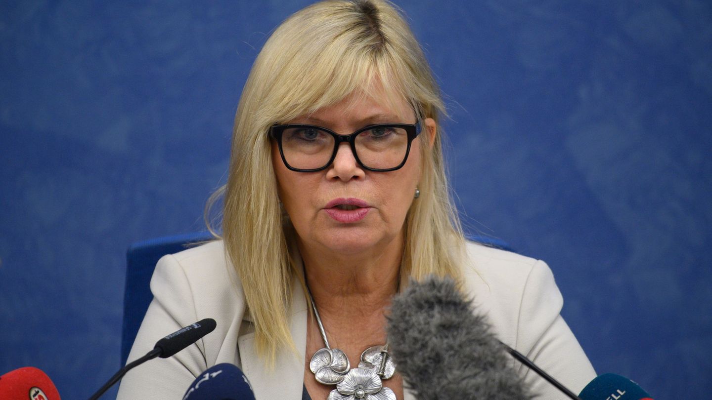 Simone Borris (parteilos), Oberbürgermeisterin der Stadt Magdeburg, spricht im Rathaus der Stadt zu den Medienvertretern. Foto: