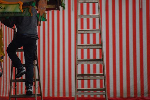 Arbeiter bereitet Bude für Weihnachtsmarkt in Magdeburg vor