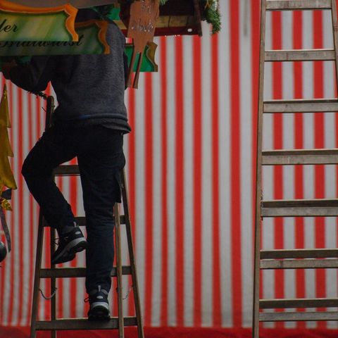 Arbeiter bereitet Bude für Weihnachtsmarkt in Magdeburg vor