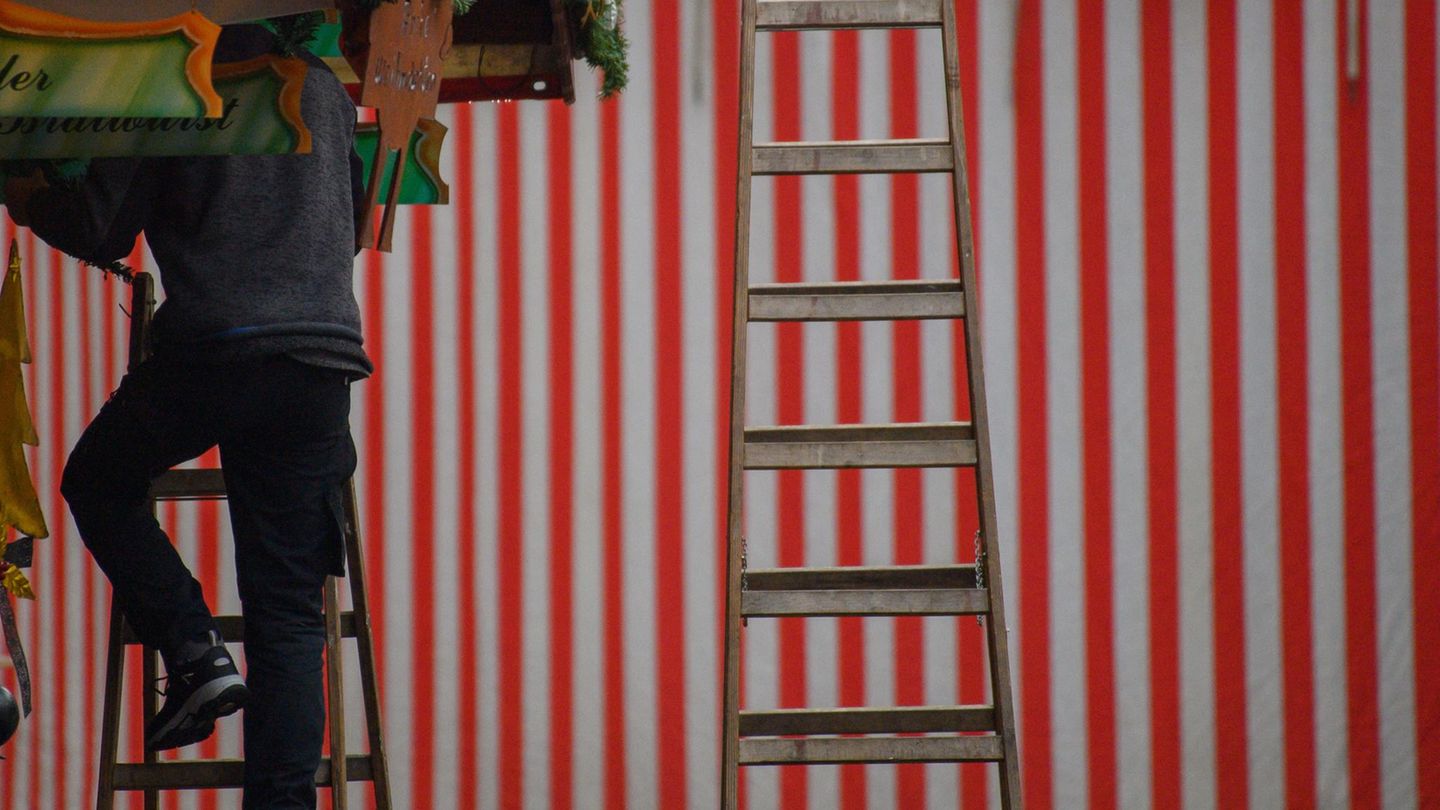 Arbeiter bereitet Bude für Weihnachtsmarkt in Magdeburg vor