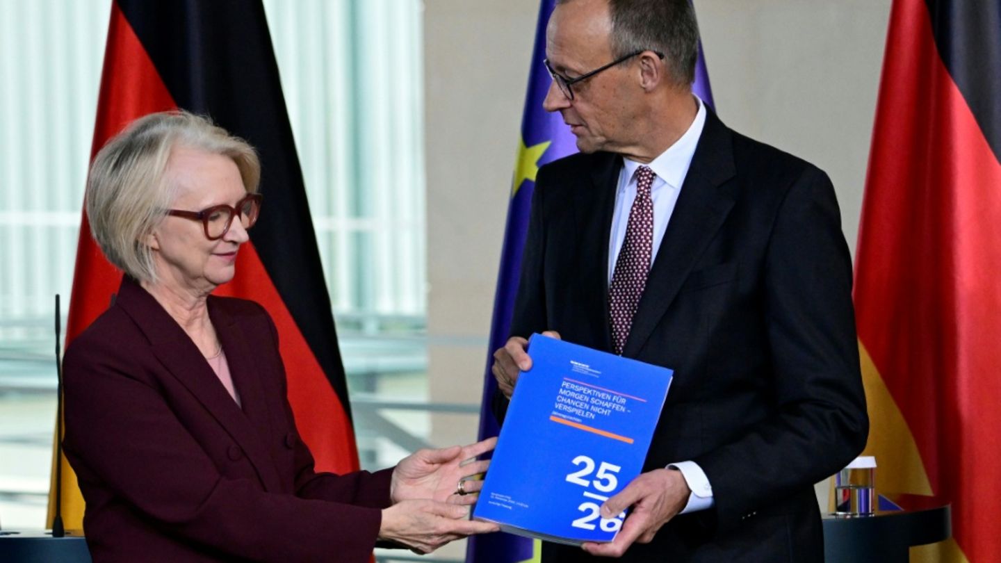 Wirtschaftsweise Schnitzer mit Bundeskanzler Merz