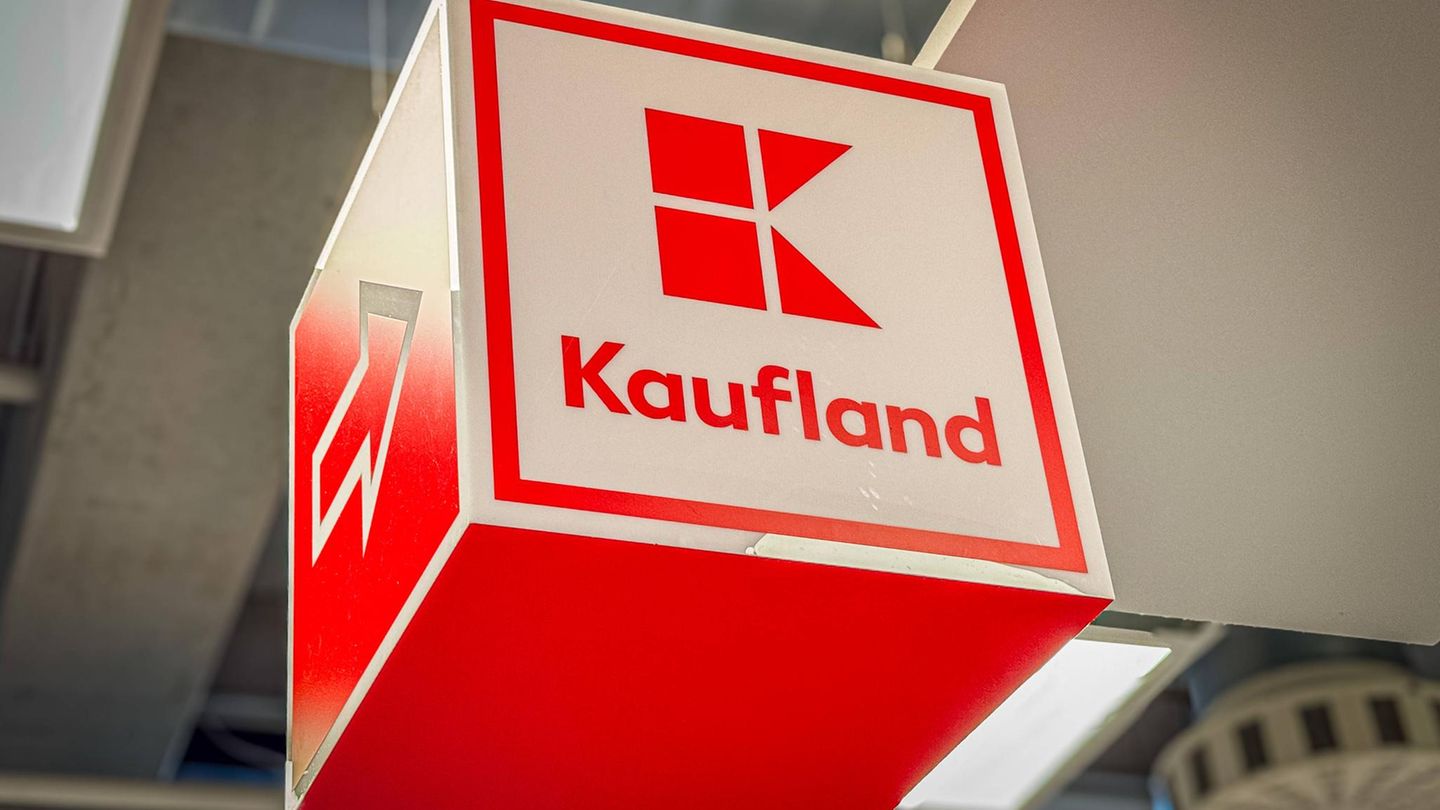 Kaufland Logo hängt von der Decke