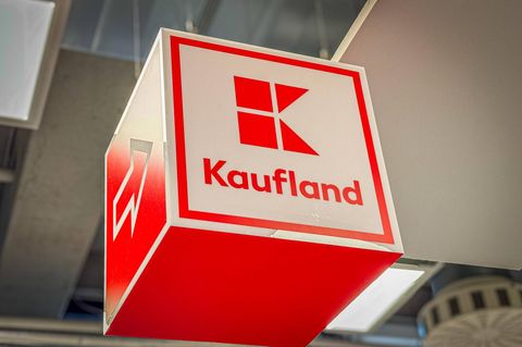 Kaufland Logo hängt von der Decke