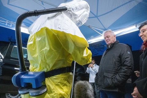 Bundeslandwirtschaftsminister Alois Rainer (CSU) dankte bei seinem Antrittsbesuch den Mitarbeitern des Friedrich-Loeffler-Instit