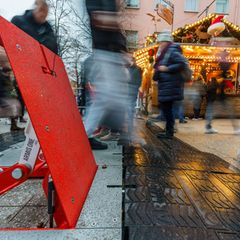 Sicherheitssperre am Zugang eines Weihnachtsmarktes