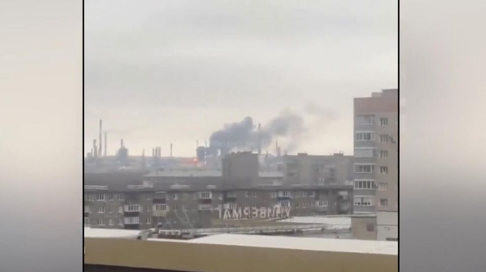 Ukraine greift primäre Ölraffinerie an – 1500 Kilometer von Grenze entfernt