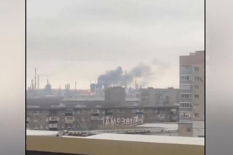 Ukraine greift primäre Ölraffinerie an – 1500 Kilometer von Grenze entfernt