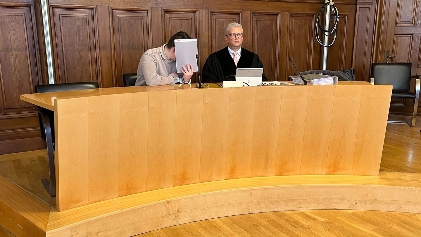 Ein junger Mann soll seine eigene Mutter getötet haben. (Archivbild) Foto: Tatjana Bojic/dpa