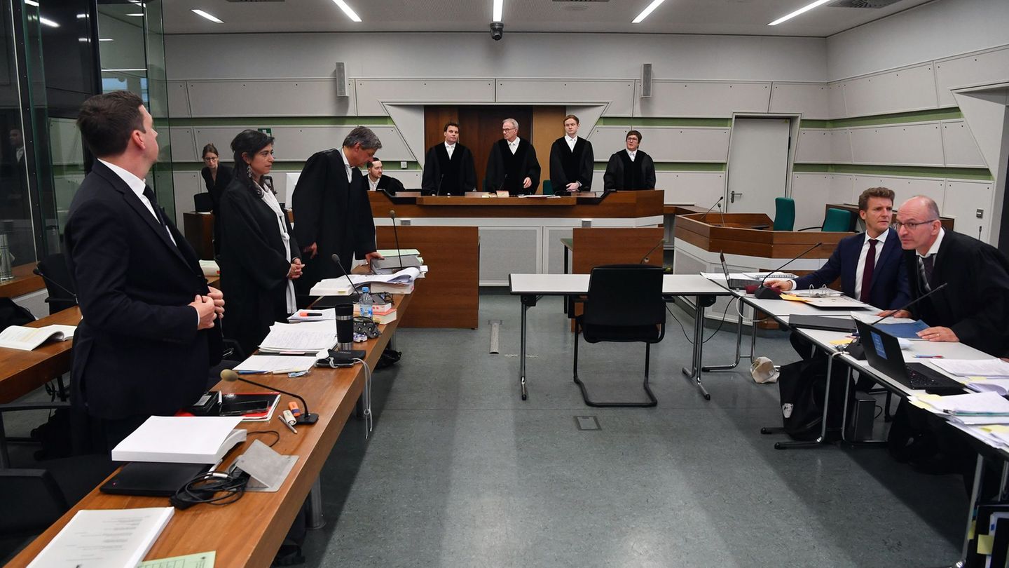 Blick in den Verhandlungsraum des Verwaltungsgerichts Berlin in den Räumen des Kriminalgerichts Moabit. Foto: Paul Zinken/dpa