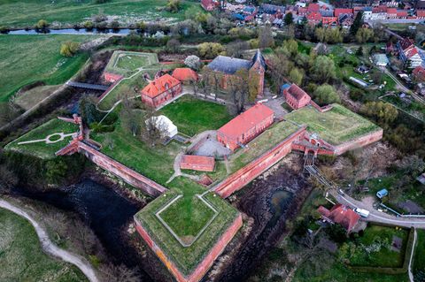 Mehr als 30.000 Denkmale zählt Mecklenburg-Vorpommern. Dazu gehört die Festung Dömitz an der Elbe. (Archivbild) Foto: Jens Büttn