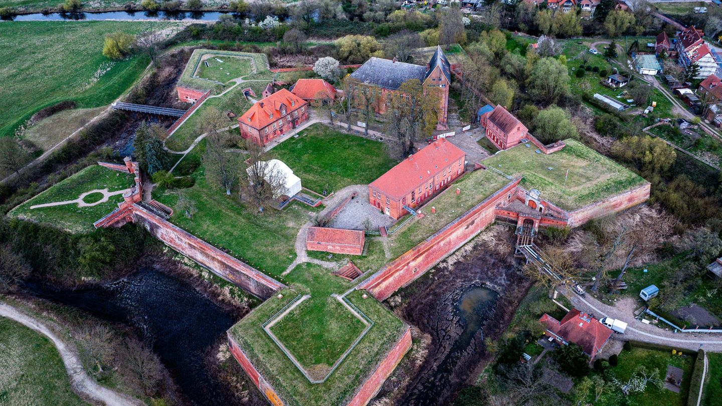 Mehr als 30.000 Denkmale zählt Mecklenburg-Vorpommern. Dazu gehört die Festung Dömitz an der Elbe. (Archivbild) Foto: Jens Büttn