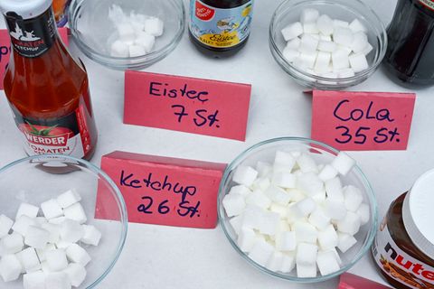 Die Ärzte in Sachsen wollen den Konsum von Zucker einschränken. (Symbolbild) Foto: Jens Kalaene/dpa