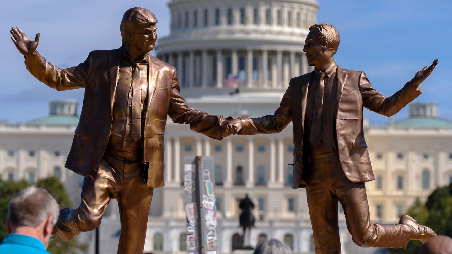 Eine Kunstinstallation, die US-Präsident Donald Trump und Jeffrey Epstein Hand in Hand zeigt