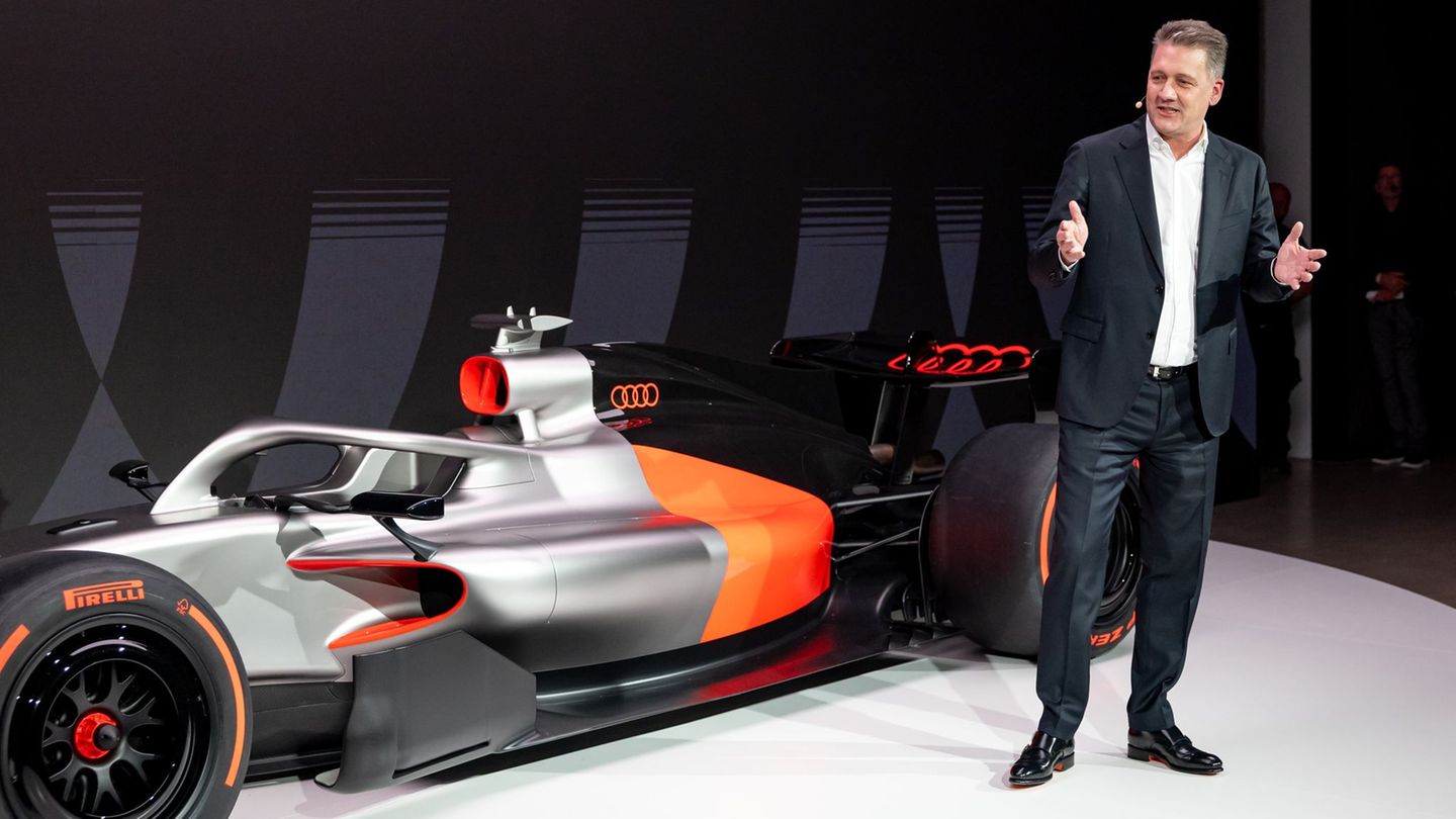 Audi-Boss Gernot Döllner vor seinem neuen Schmuckstück. Foto: Daniel Karmann/dpa