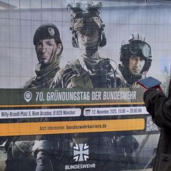 Wehrdienstleistende der Bundeswehr auf einem Banner zum 70-jährigen Bestehen der Truppe