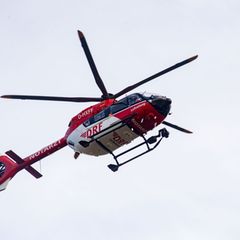 Mit einem Rettungshubschrauber wird ein Senior nach einem Unfall in ein Krankenhaus geflogen. (Symbolbild) Foto: Stefan Sauer/dp