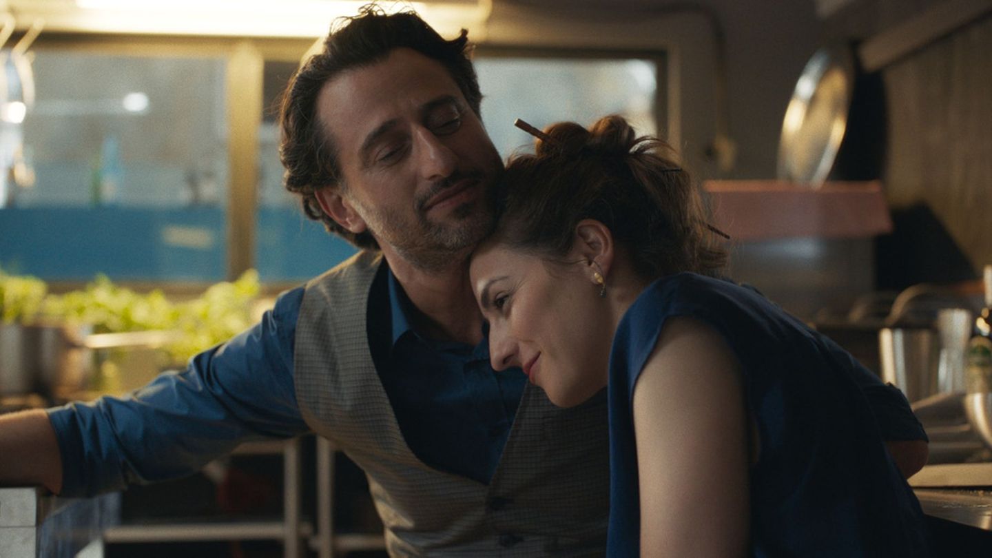 Ilyas (Serkan Kaya) und Yasemin (Seyneb Saleh) genießen den Moment, denn Yasemin hat gerade ihr Café eröffnet.