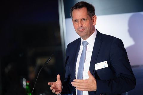 "Es ist nicht möglich, alle Probleme innerhalb eines halben Jahres zu lösen", sagt Lies. Foto: Sina Schuldt/dpa